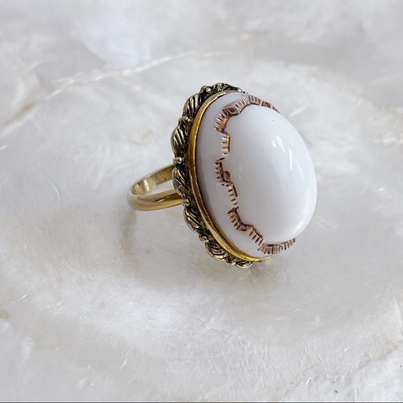Vintage Jewelry - Vtg Gold Tone White Faux Agate Oval Statement Ring